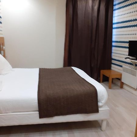 Logis Hotel Restaurant De L'Ecu モンバール エクステリア 写真