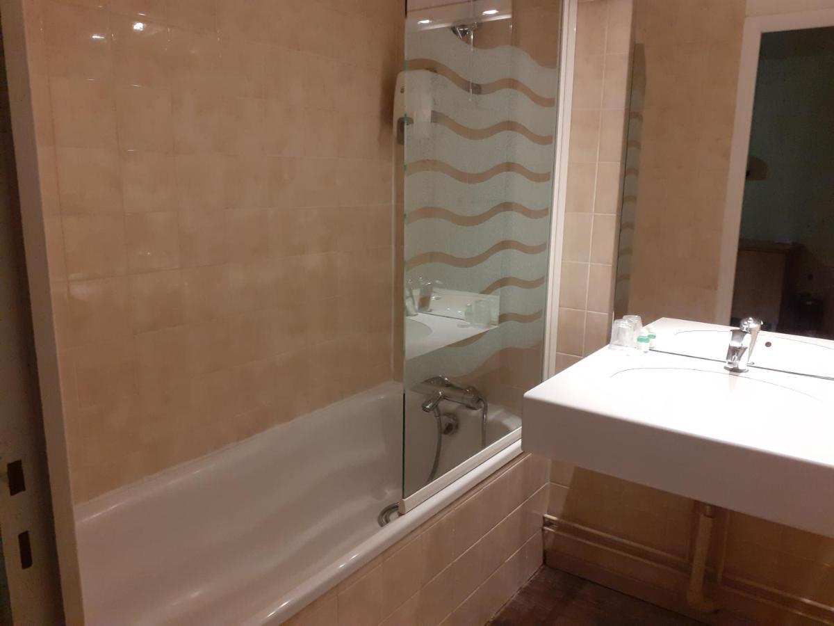 Logis Hotel Restaurant De L'Ecu モンバール エクステリア 写真