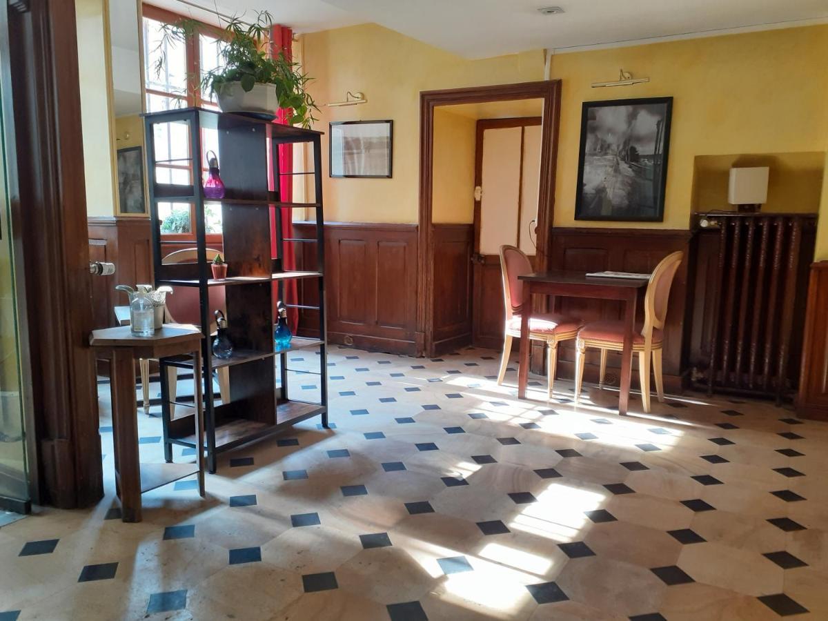 Logis Hotel Restaurant De L'Ecu モンバール エクステリア 写真